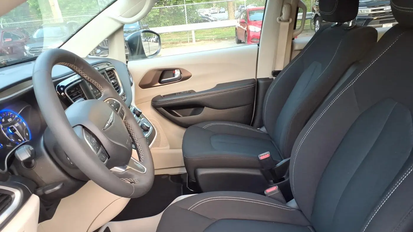 2023 Chrysler Voyager LX