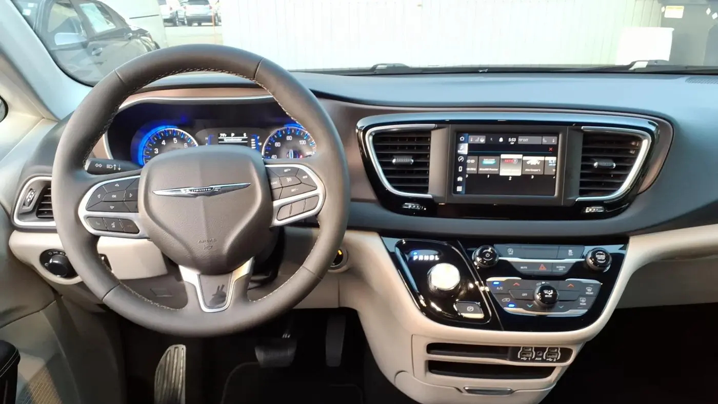 2023 Chrysler Voyager LX