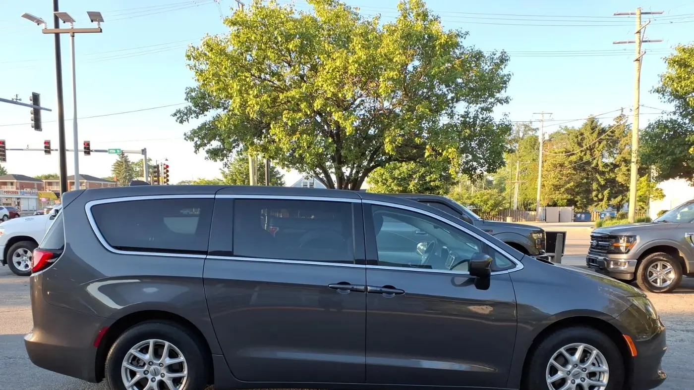 2023 Chrysler Voyager LX