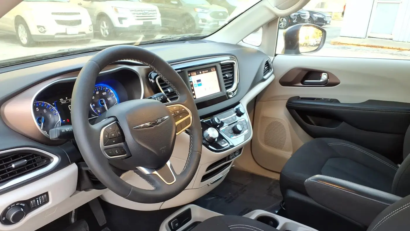 2023 Chrysler Voyager LX