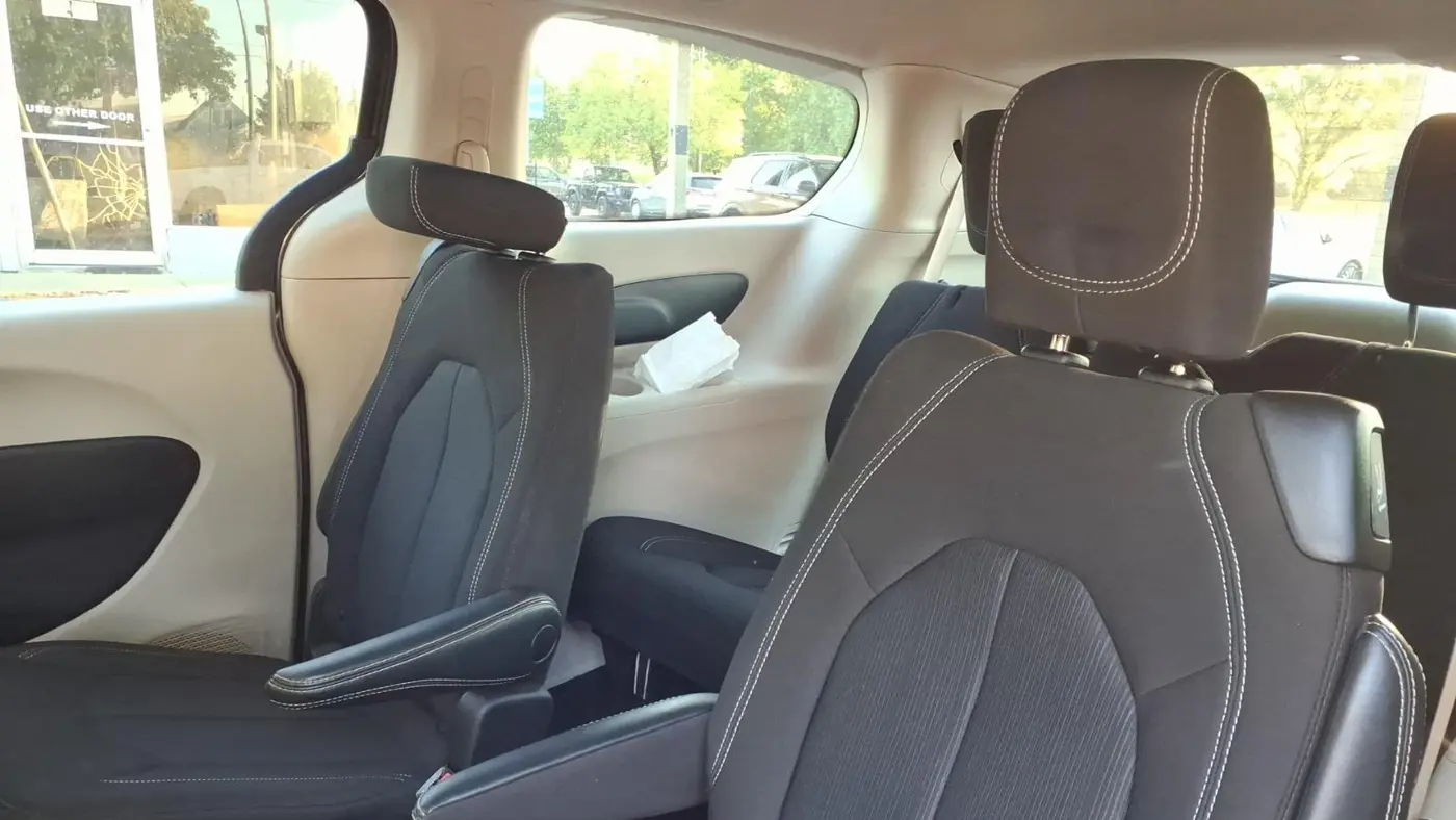 2023 Chrysler Voyager LX