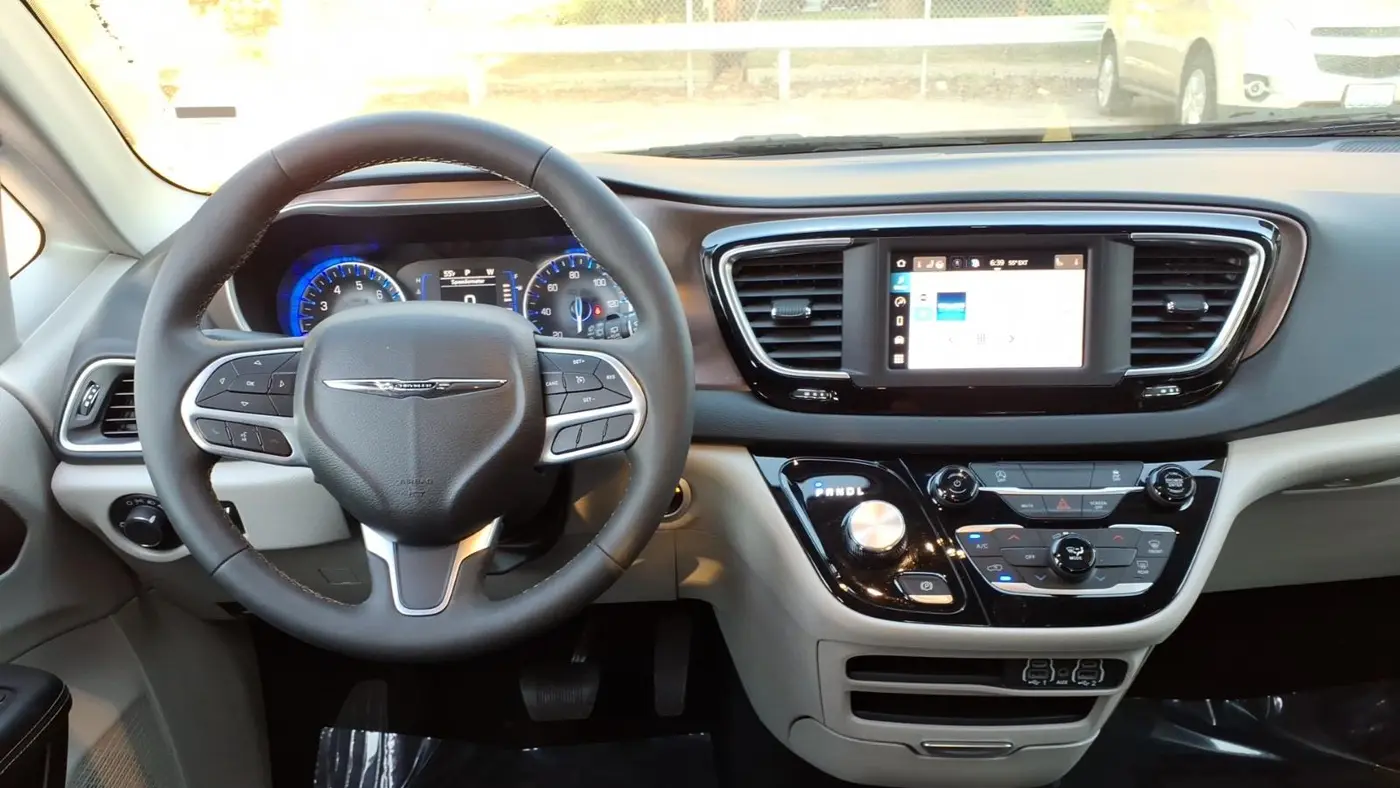 2023 Chrysler Voyager LX