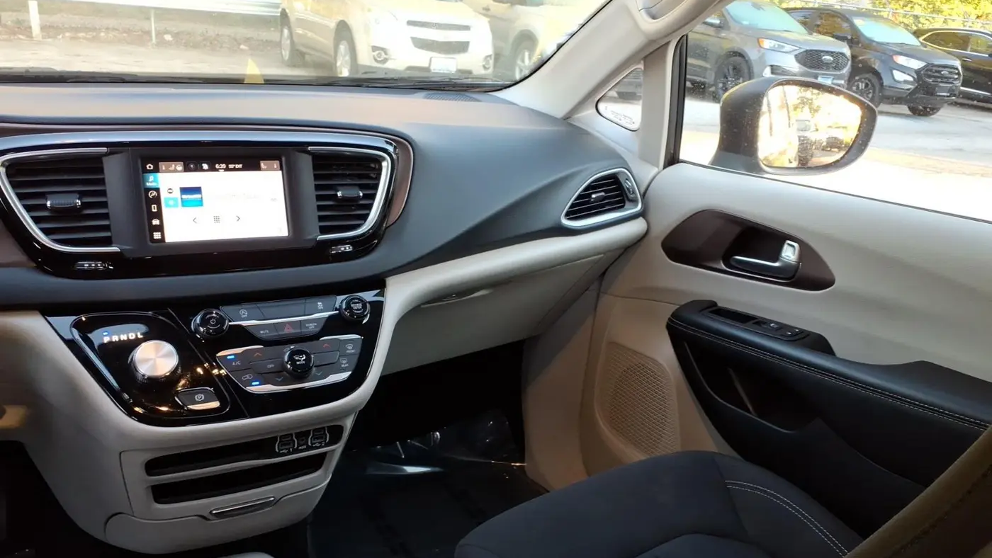 2023 Chrysler Voyager LX
