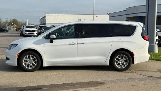 2022 Chrysler Voyager LX