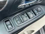 2016 Town and Country Thumbnail 27