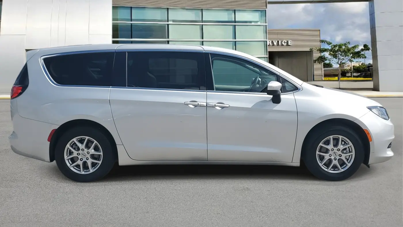 2023 Chrysler Voyager LX