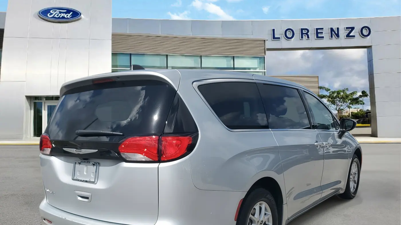 2023 Chrysler Voyager LX