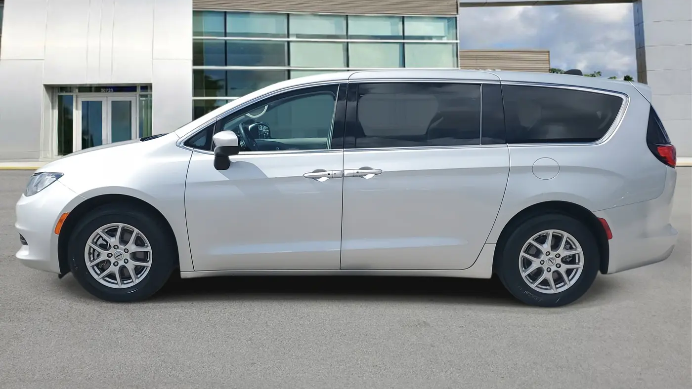 2023 Chrysler Voyager LX