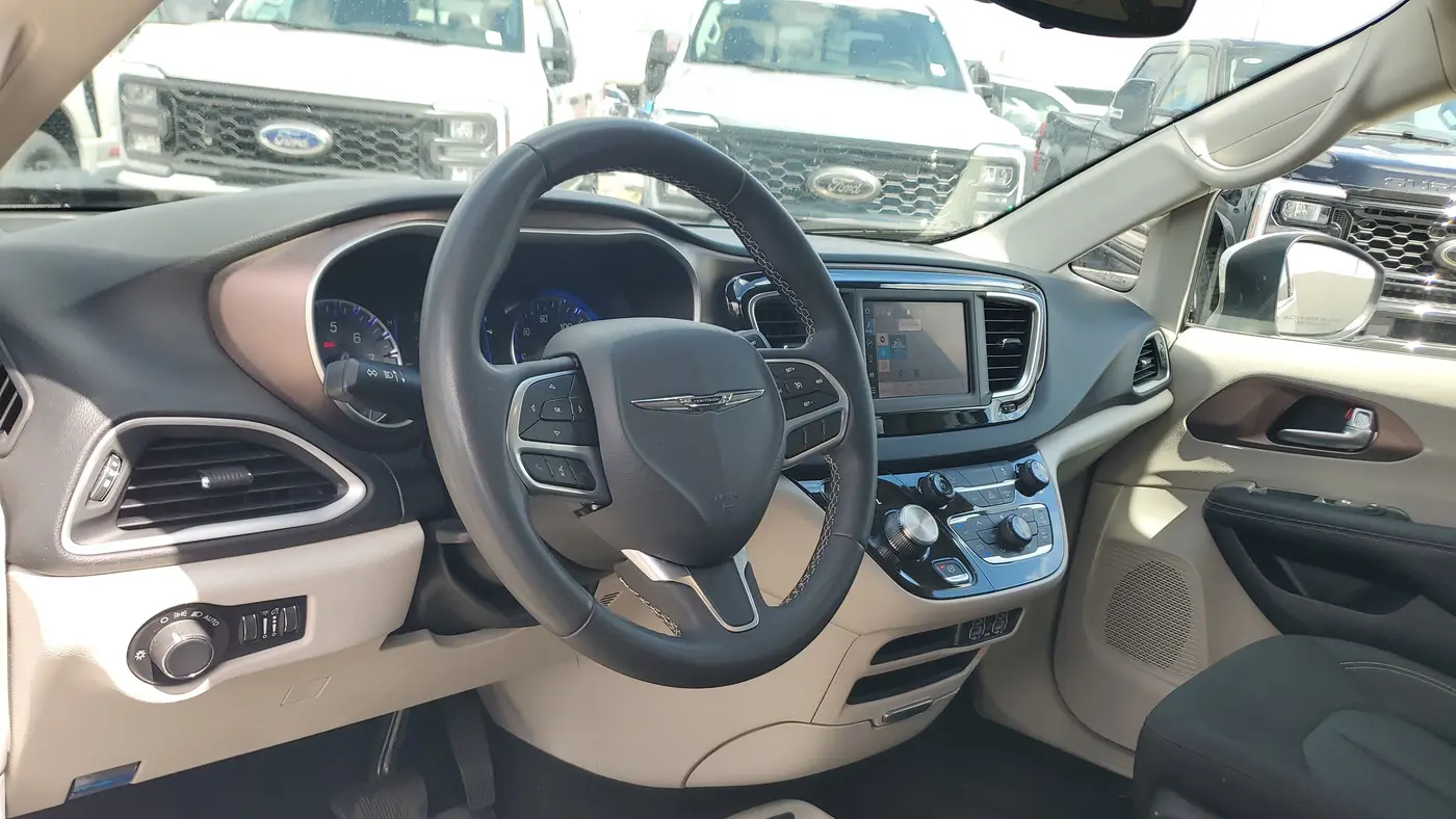 2023 Chrysler Voyager LX