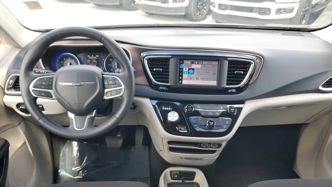 2023 Chrysler Voyager LX