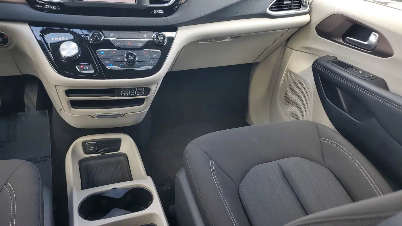 2023 Chrysler Voyager LX