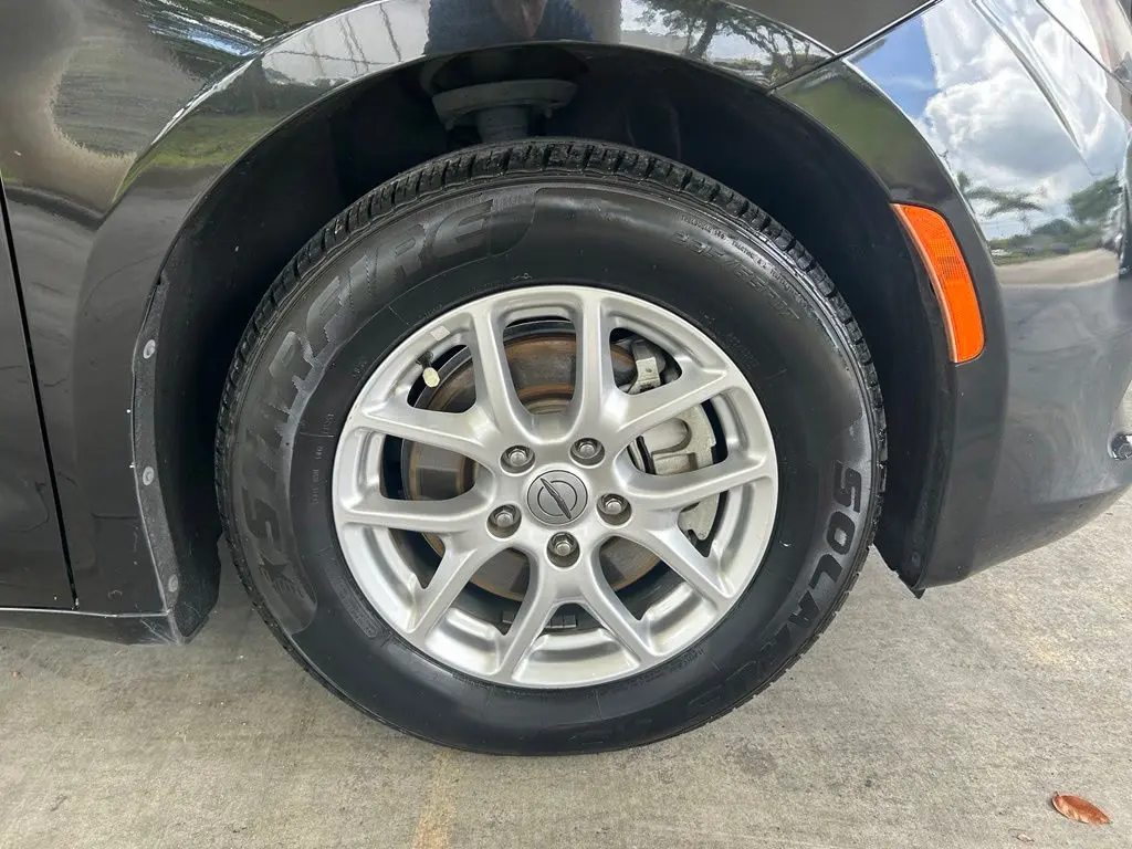 2021 Chrysler Voyager - $11,935