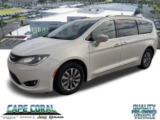2020 Chrysler Pacifica with Luxury White Pearlcoat Exterior