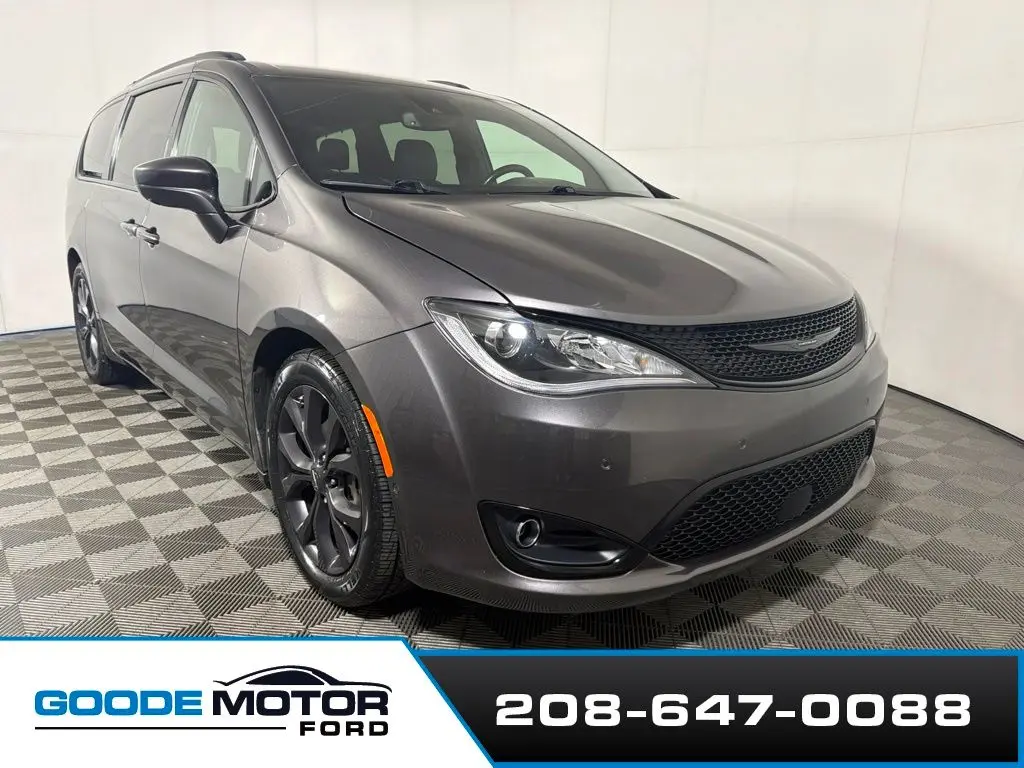 2020 Chrysler Pacifica Touring L Plus — photo 1 of 12