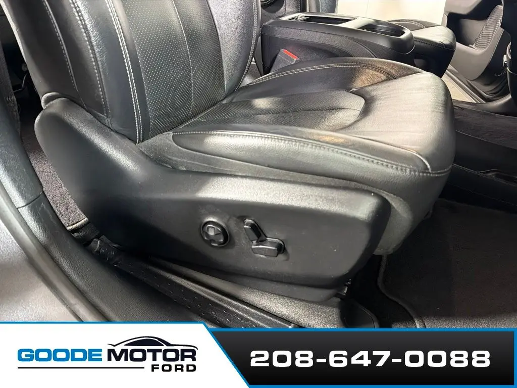 2020 Chrysler Pacifica - $17,999