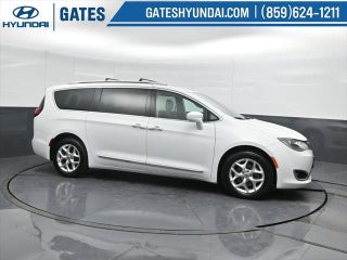 2017 Chrysler Pacifica with Bright White Clearcoat Exterior