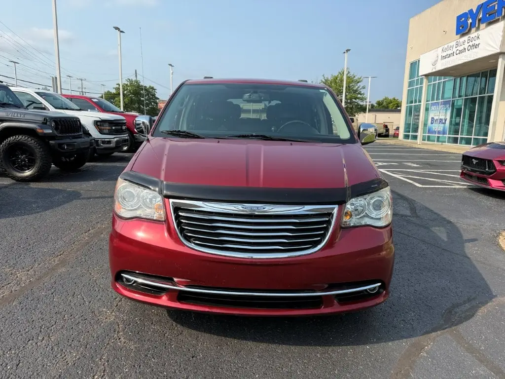 2012 Chrysler Town And Country - $9,996