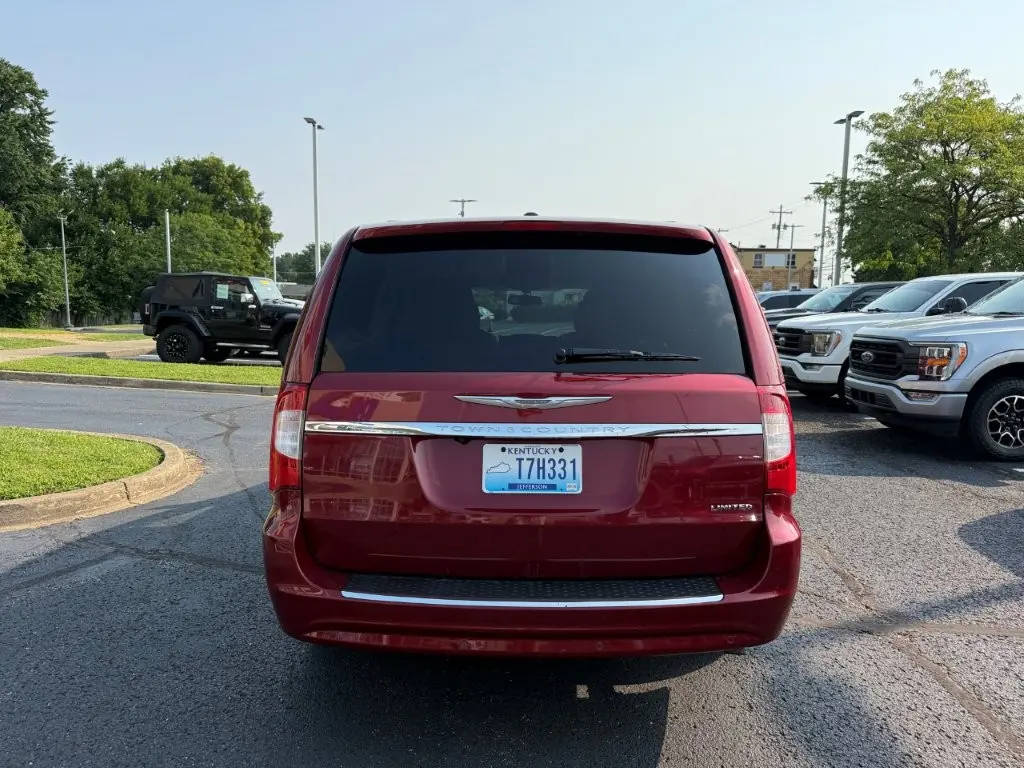 2012 Chrysler Town And Country - $9,996