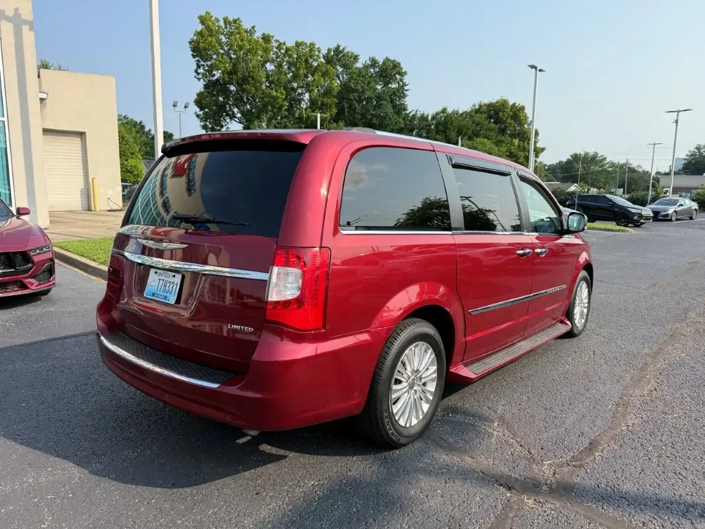 2012 Chrysler Town And Country - $9,996