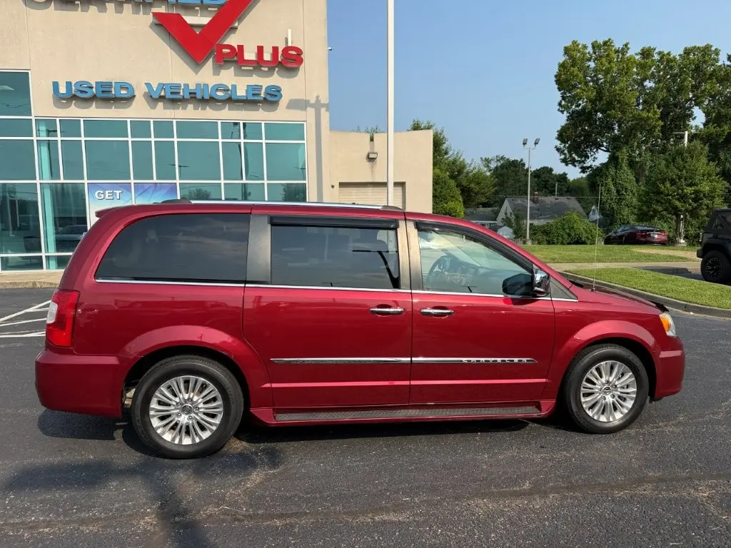 2012 Chrysler Town And Country - $9,996