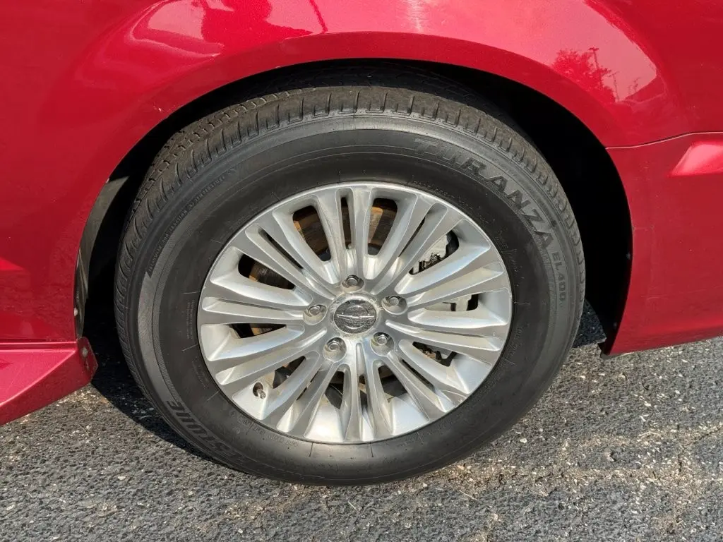 2012 Chrysler Town And Country - $9,996