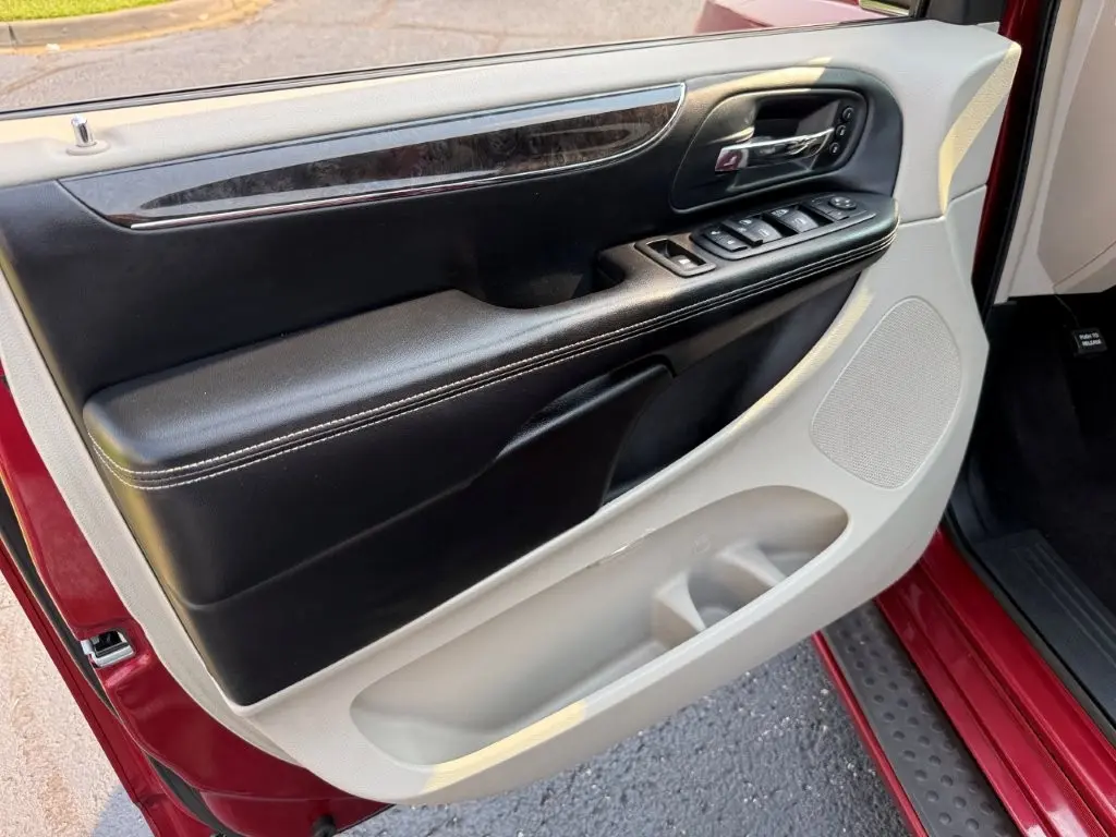 2012 Chrysler Town And Country - $9,996