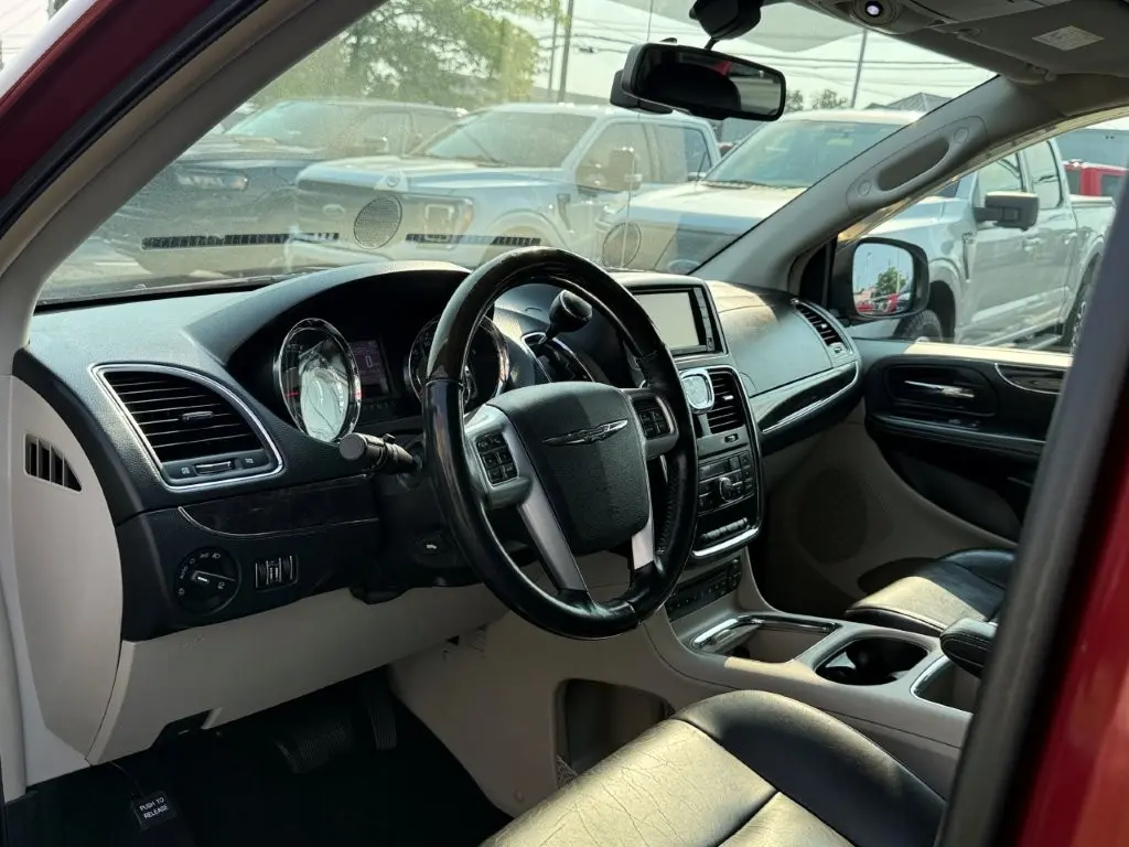 2012 Chrysler Town And Country - $9,996