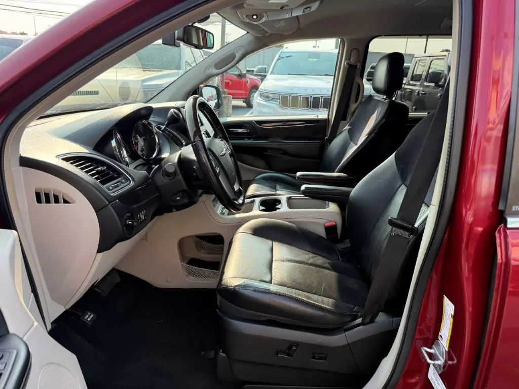 2012 Chrysler Town And Country - $9,996