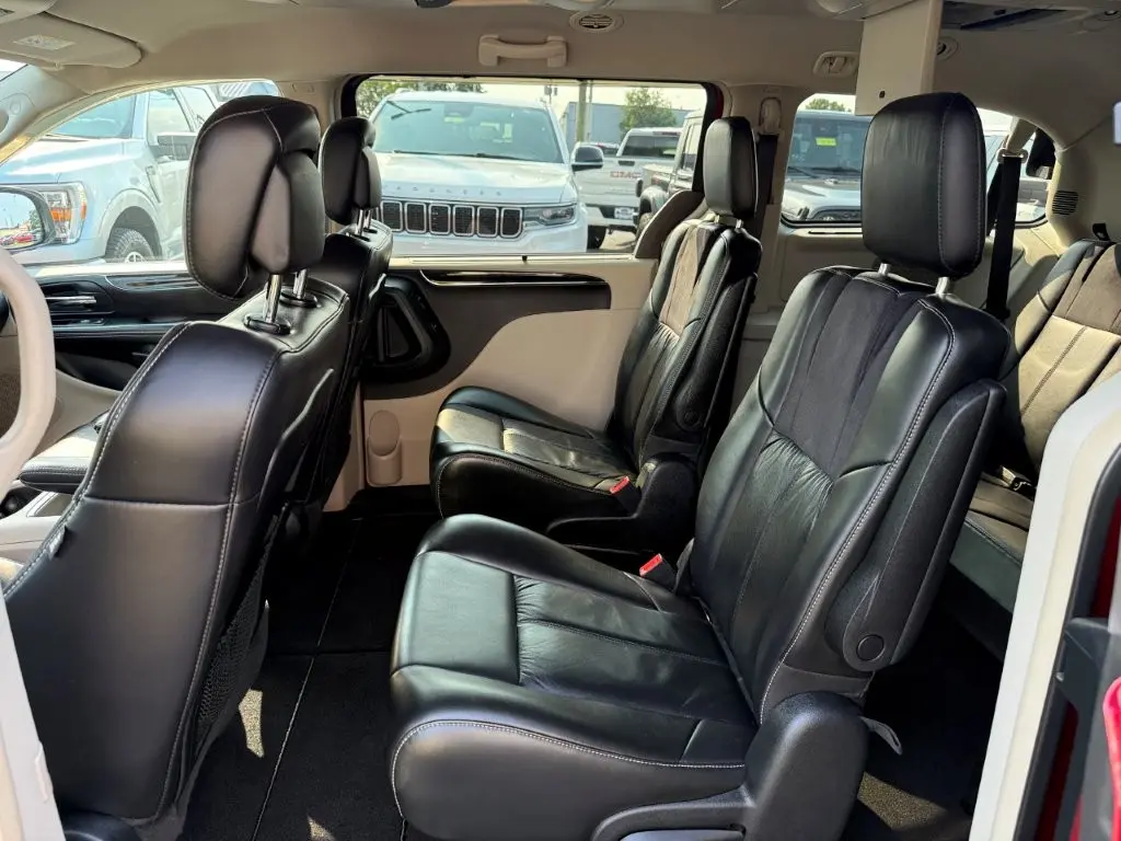 2012 Chrysler Town And Country - $9,996