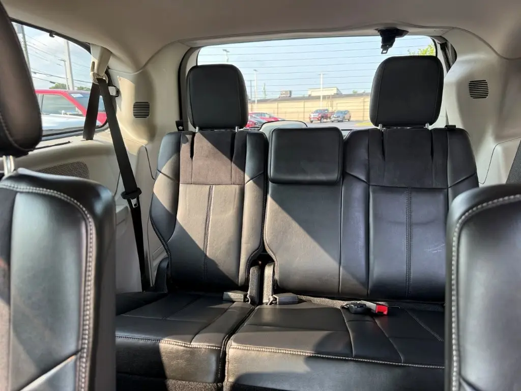 2012 Chrysler Town And Country - $9,996