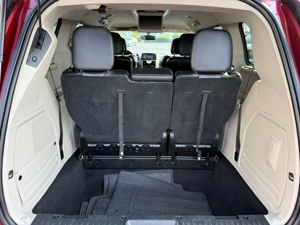 2012 Chrysler Town And Country - $9,996