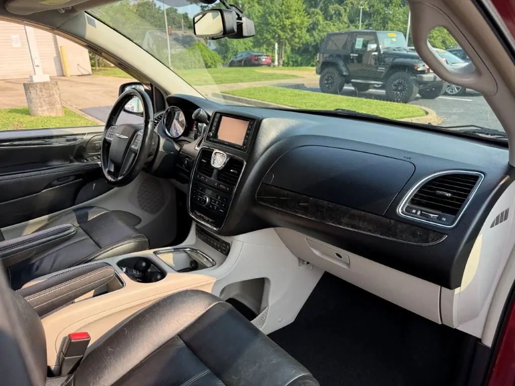 2012 Chrysler Town And Country - $9,996