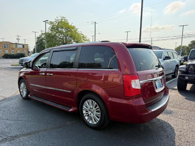 2012 Chrysler Town And Country - $9,996