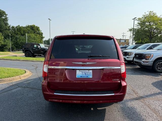 2012 Chrysler Town And Country - $9,996