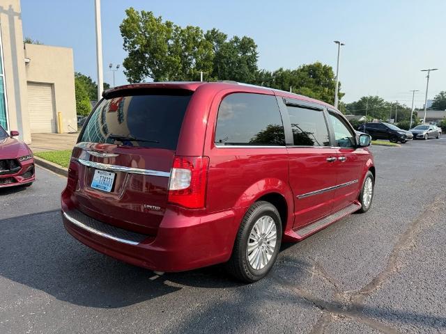 2012 Chrysler Town And Country - $9,996