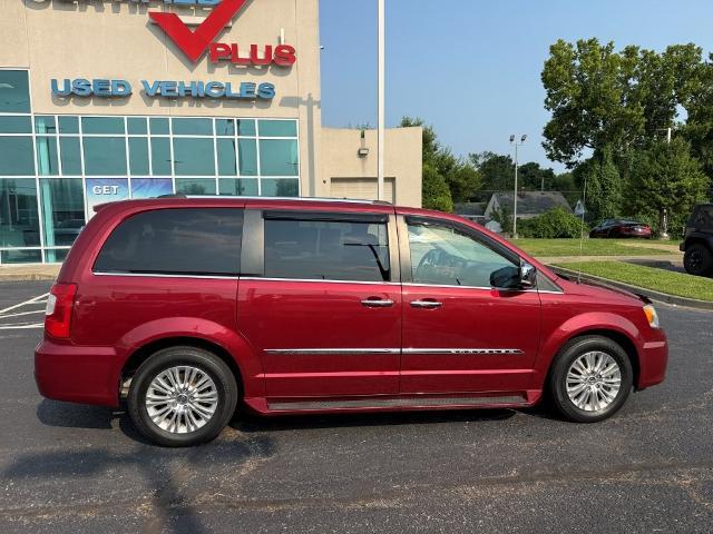 2012 Chrysler Town And Country - $9,996