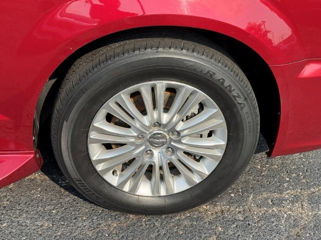 2012 Chrysler Town And Country - $9,996