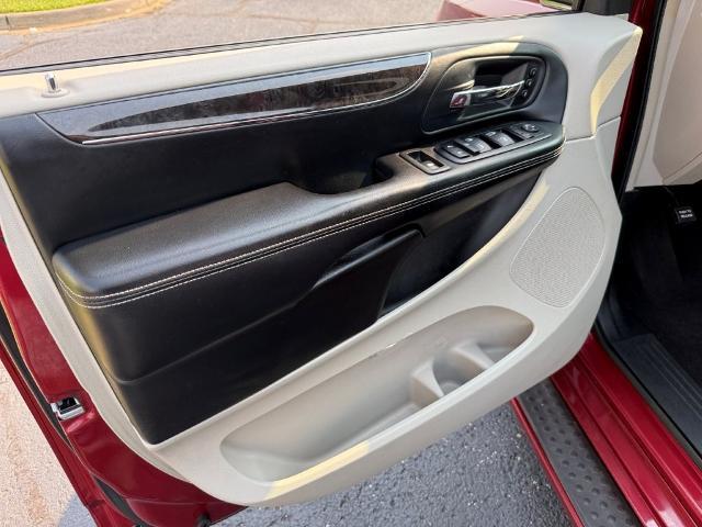 2012 Chrysler Town And Country - $9,996