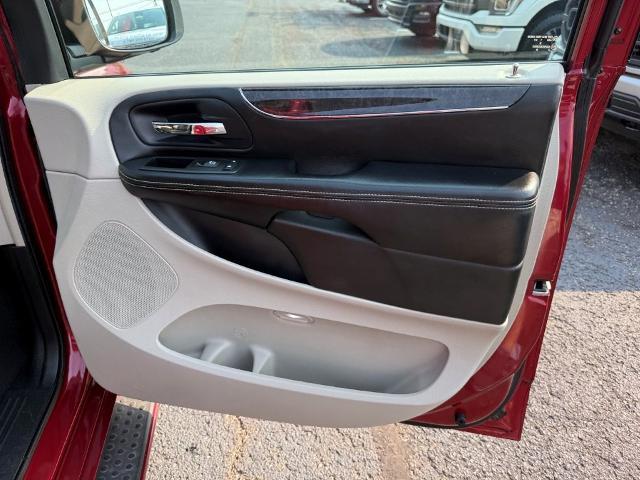 2012 Chrysler Town And Country - $9,996
