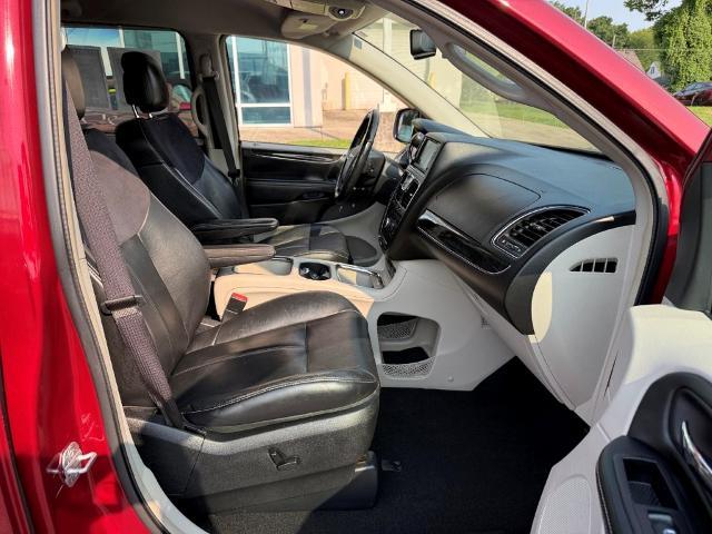 2012 Chrysler Town And Country - $9,996