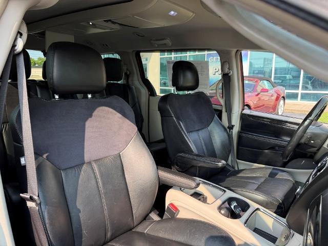2012 Chrysler Town And Country - $9,996