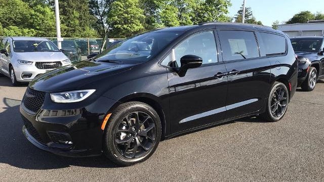 Preowned 2025 Chrysler Pacifica Limited for Sale