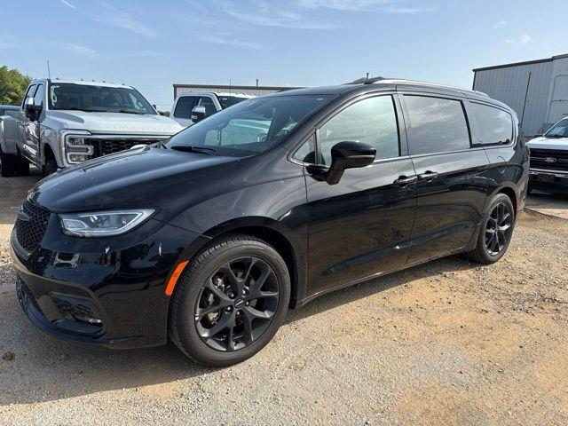 2025 Chrysler Pacifica - $30,000