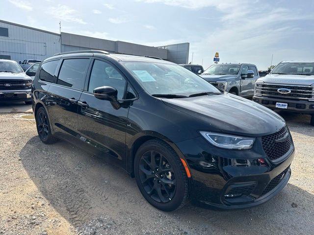 2025 Chrysler Pacifica - $30,000