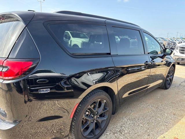 2025 Chrysler Pacifica - $30,000