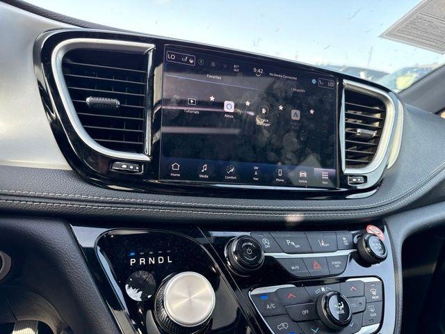 2025 Chrysler Pacifica - $30,000