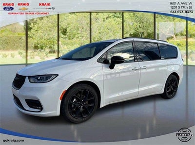 Photo of a 2025 Chrysler Pacifica Limited 4DR Mini-Van for sale