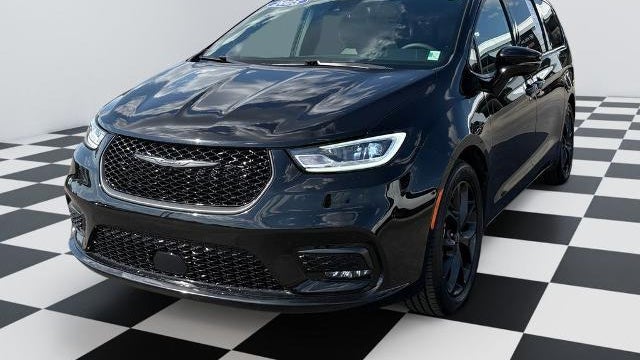 Preowned 2025 Chrysler Pacifica Limited for Sale