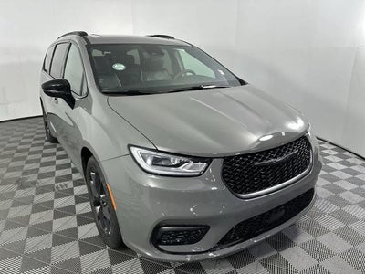 Photo of a 2025 Chrysler Pacifica Limited 4DR Mini-Van for sale