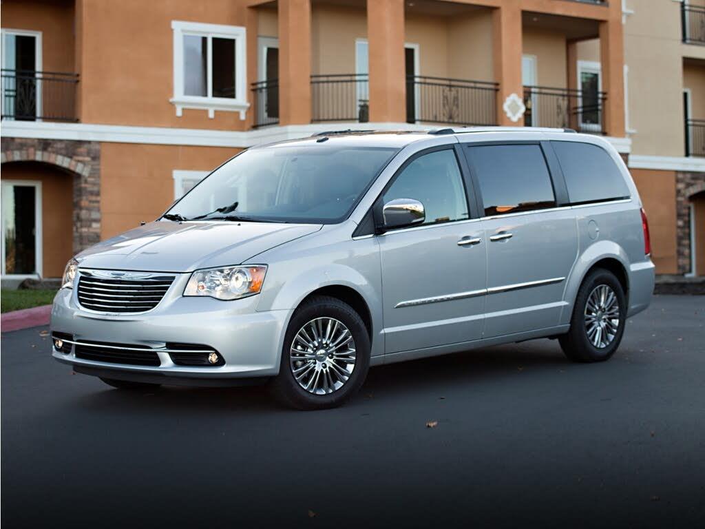 2015 Chrysler Town And Country - $7,569